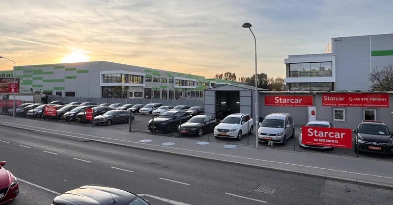 STARCAR Verkaufsplatz in Wien 22. Bezirk mit Gebrauchtwagen und Firmenschild