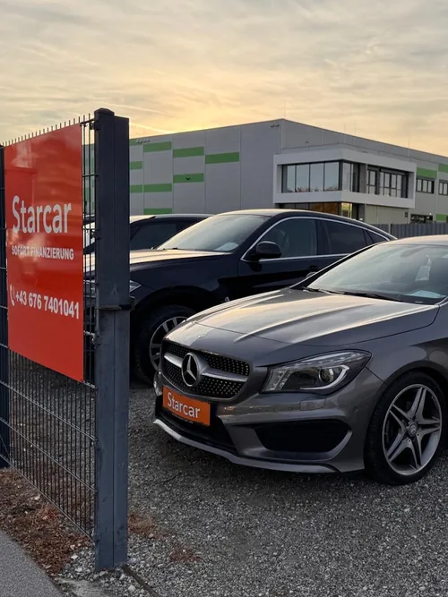Einfahrt zum STARCAR Gelände in Wien 22. Bezirk mit Firmenschild und Mercedes CLA Shooting Brake